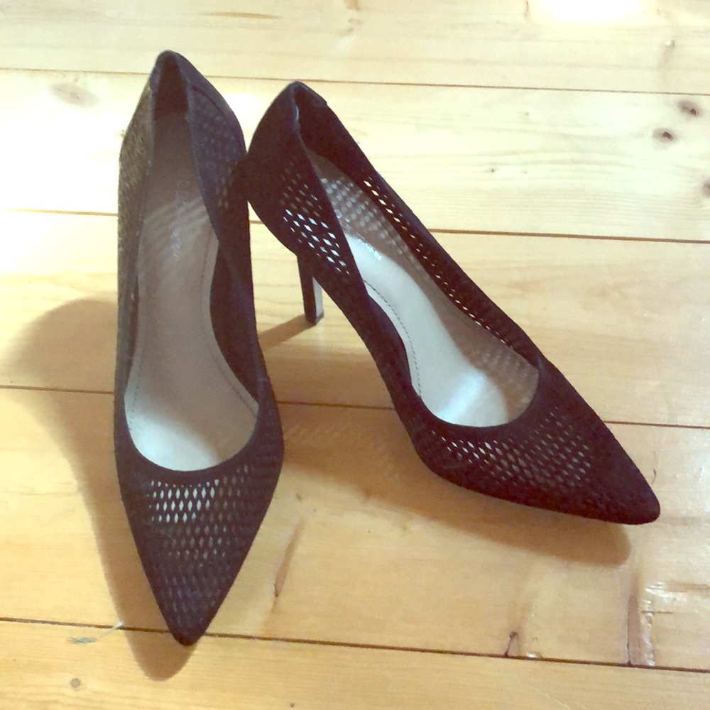 Perforated pointy toe pumps